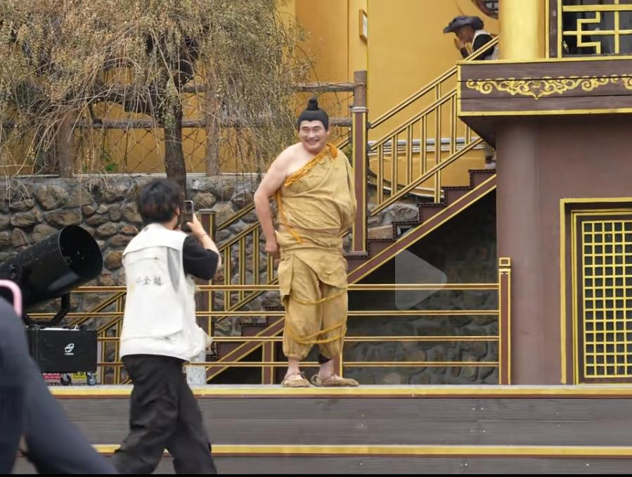 朱之文的确是个平民演员，大好人。只要有人给钱啥衣服都敢穿，啥活都敢接。在与主办方