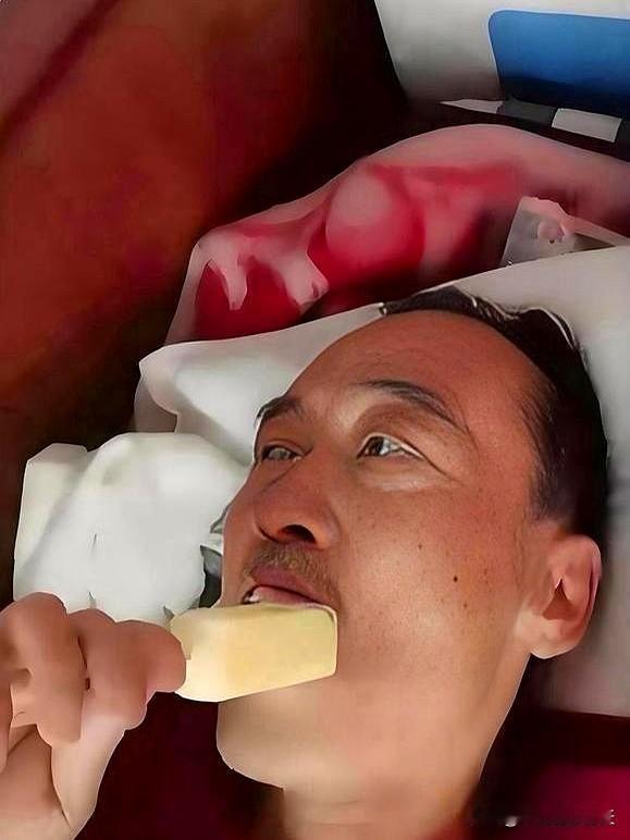 肺癌晚期，才做完化疗没多久，那男的忽然就想吃一根冰糕。
家里人急着劝，说身体扛不