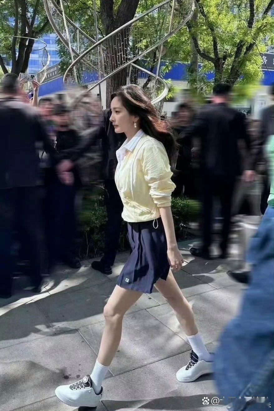 杨幂路人镜头下的生图有多好看！！感觉整个人都在发光 