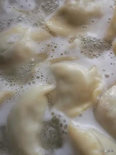 并非如此。
漂上来是因为煮的时候，饺子内部吸水分并受热膨胀。
但饺子皮薄，吸水受