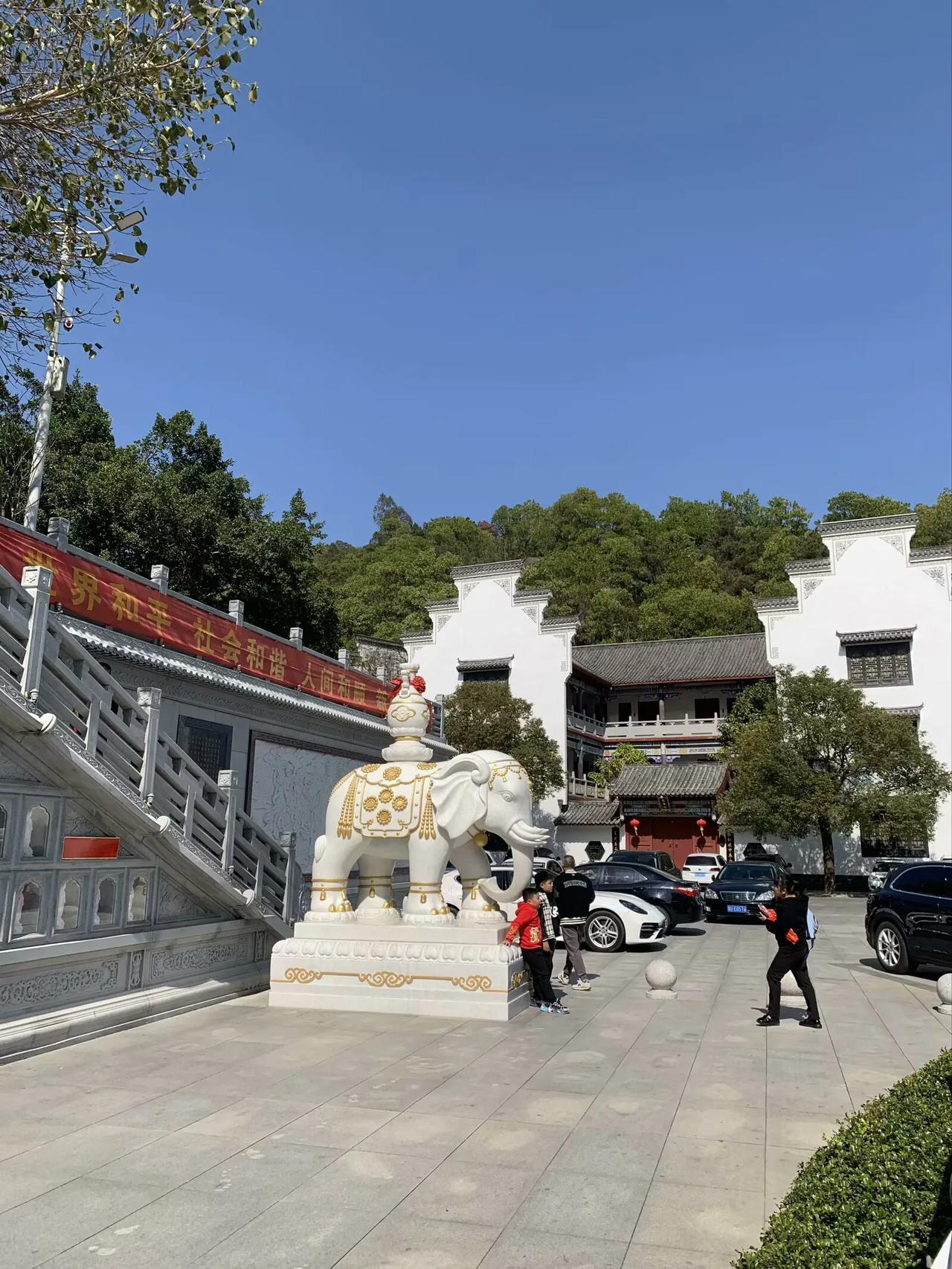 广东汕头不但有海，也有山，山上怪石嶙峋，溪水潺潺，山涧鸟语花香，是很多登山驴友和