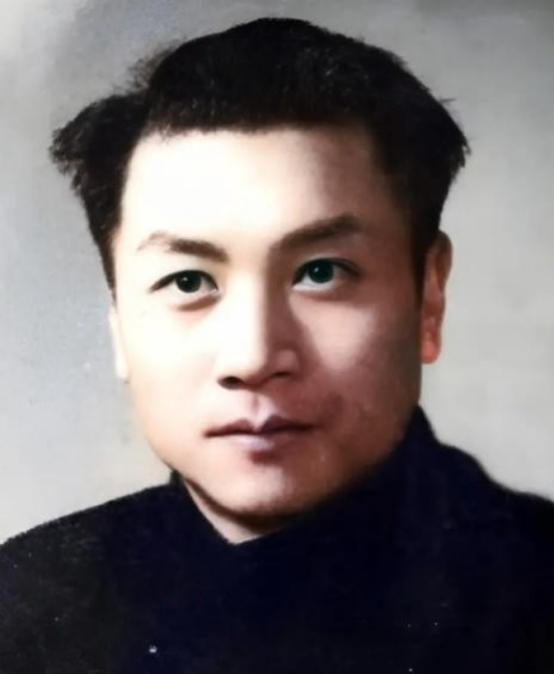 1944年，一地下党入狱后被汉奸认出，只好求狱友将他勒死，没想到，将死之时，他却