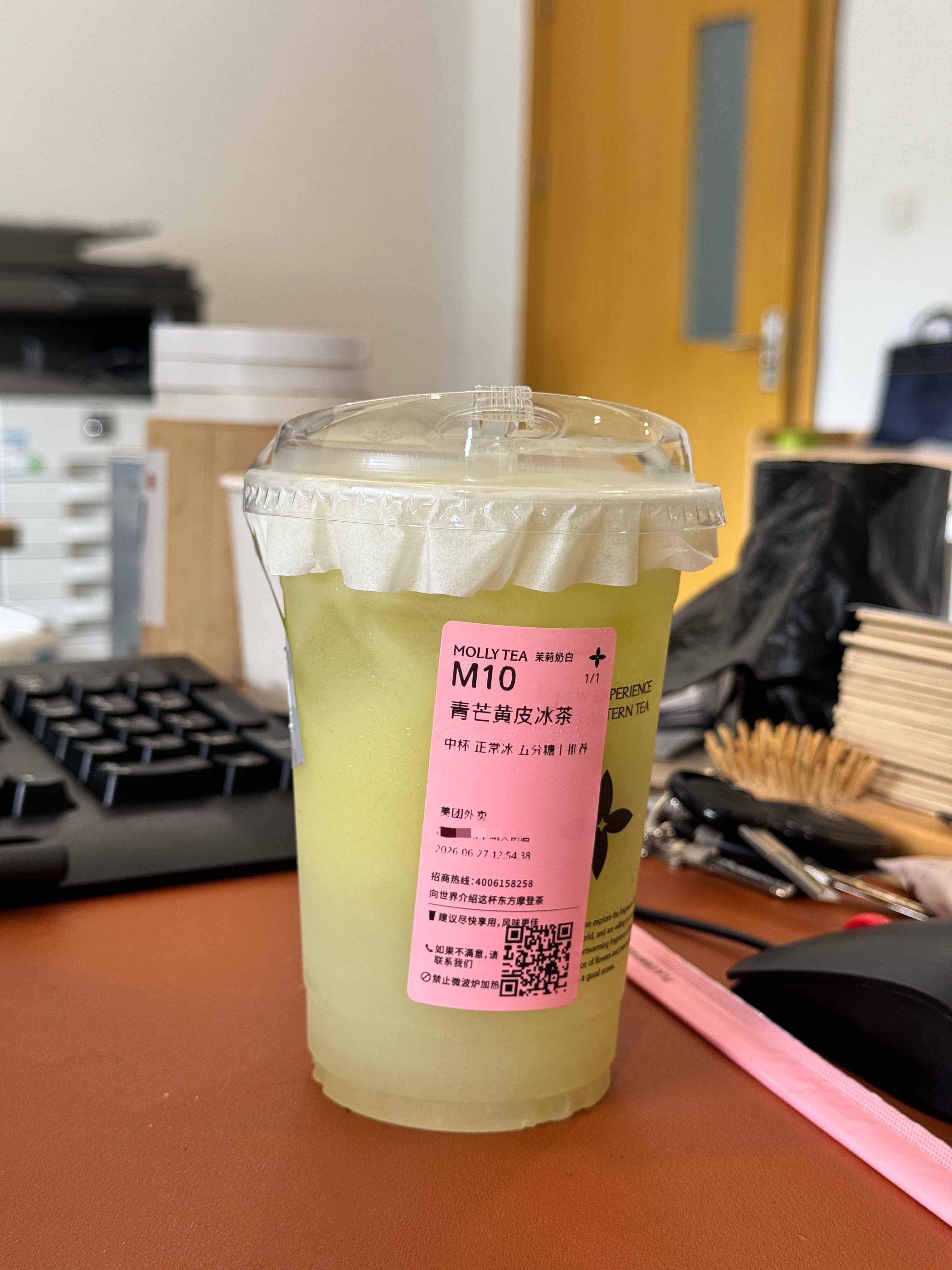 同事一家三口在家喝饮料🥤看我加班太可怜给我也点了一杯好喝