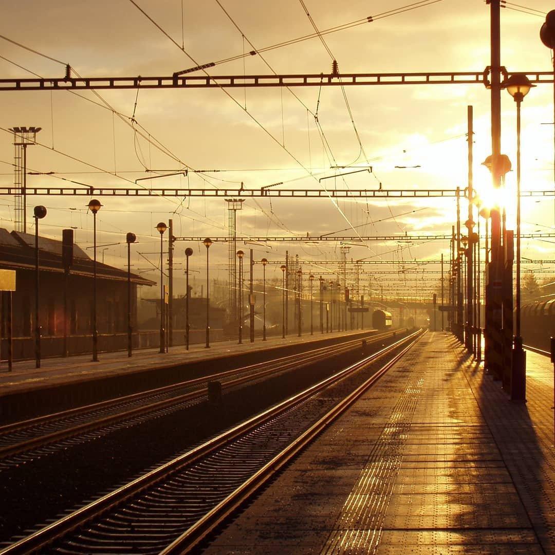 车站有两个地方最感人：一个入口，一个出口。一个是不想让你走，一个是等你回来。| 