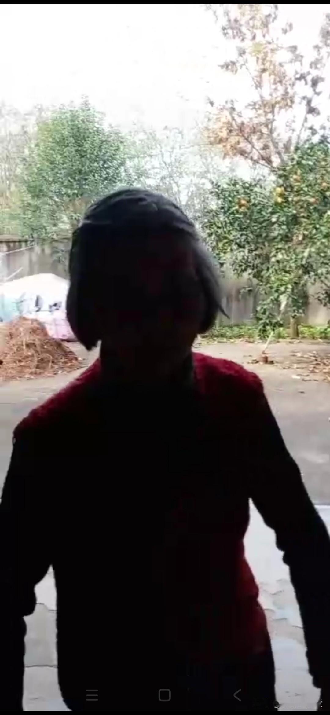 新的一年想多陪陪谁 新的一年，我最想多陪陪老妈。她年岁渐高，身体大不如前，头发愈