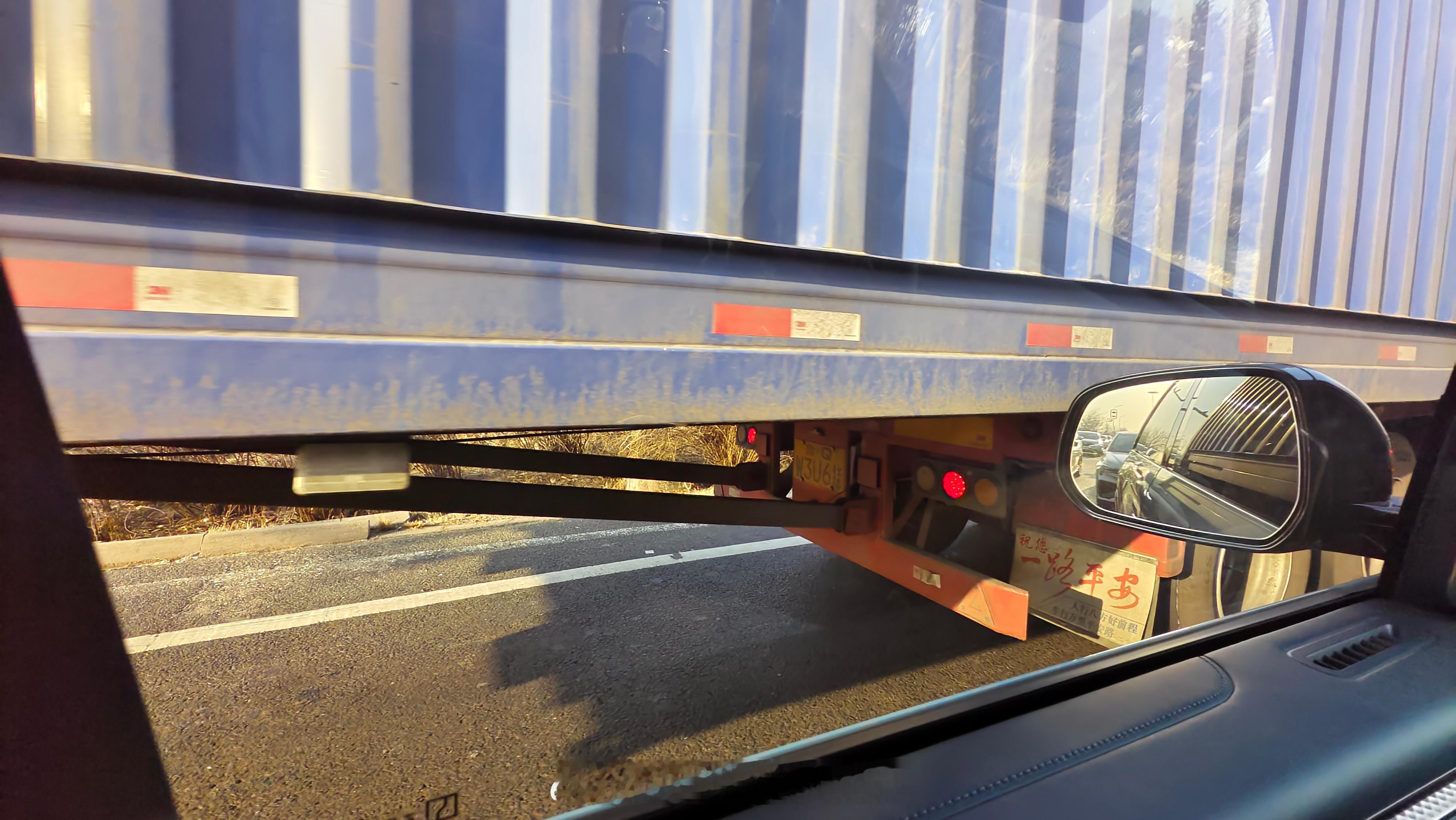 这种加长加宽货柜就没人管管吗，但凡追尾.....什么A柱都扛不住 