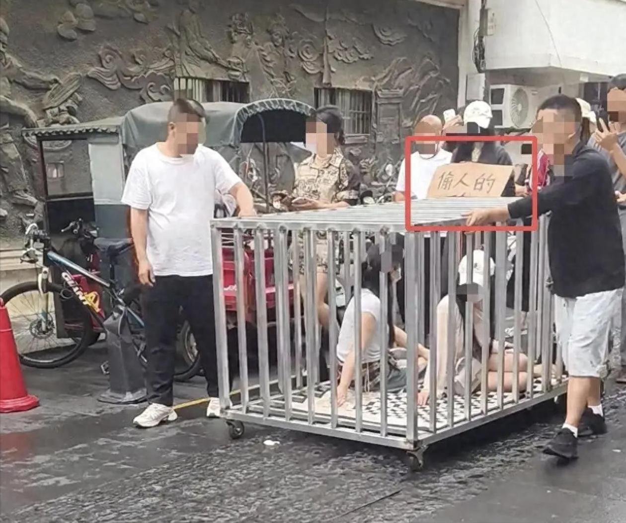 他们终于如愿得遂，得到了自己梦寐以求的流量，而且还高居各大门户的热搜榜。只不过，