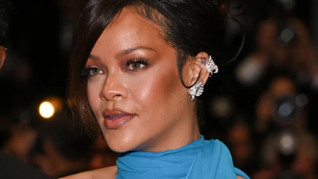 我从不听什么歌，只想看她们演电影，只想买她们卖的护肤品和化妆品。
就像蕾哈娜（R