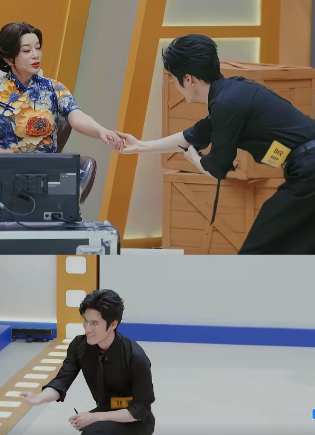 《无限超越班4》
一开播就炸了，
刘海宽对着71岁的刘晓庆，
单膝跪地，
还郑重