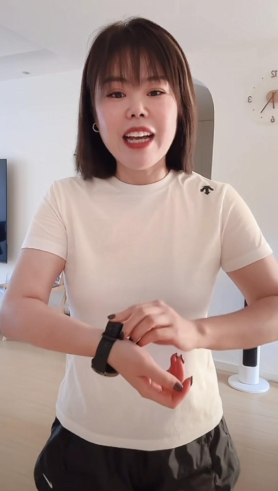 苦茶丹丹香，穿迪桑特，小伙伴想起壳长！
昨天下午直播一会儿，一身壳长时期打扮，迪