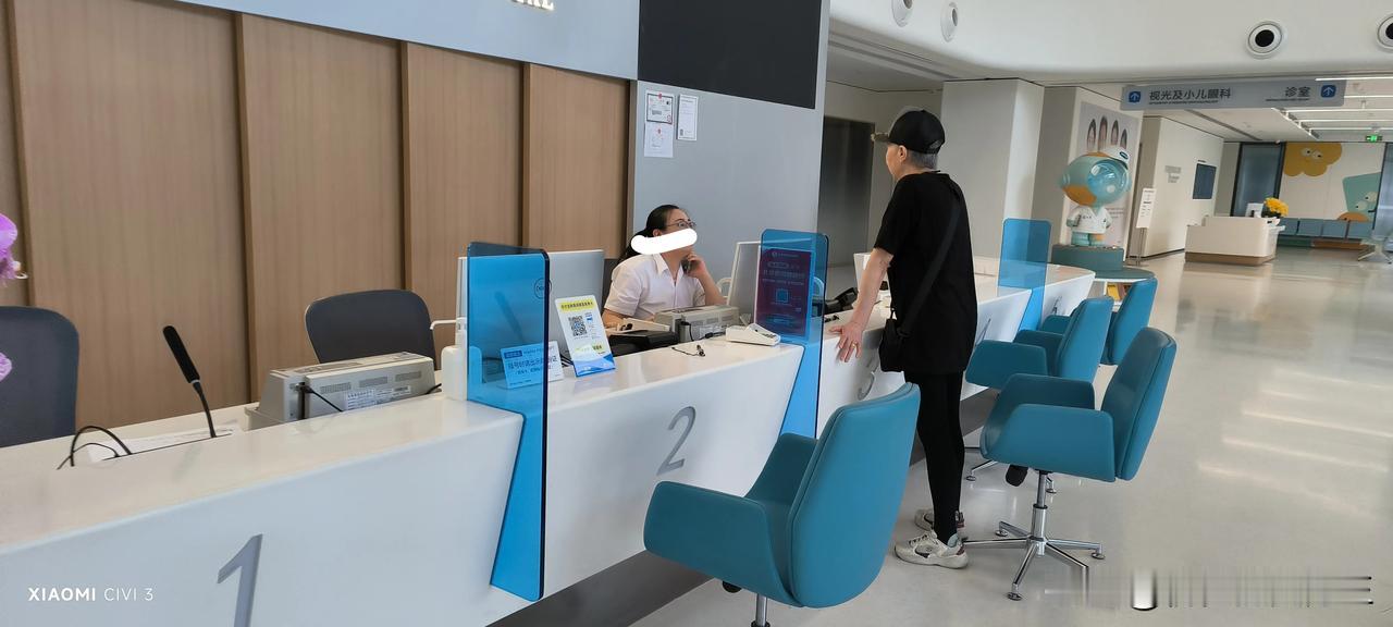 应网友的话要求走访探店了位于亚运村大屯路东的﻿$爱尔眼科(SZ300015)$﻿