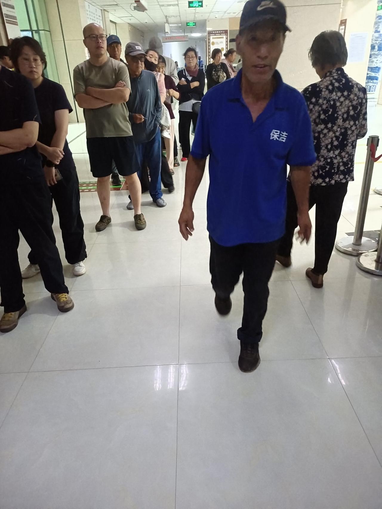 昨天我去医院给我的老母亲挂号，早六点我就到医院窗口了，前面已经排了六个人了。快七