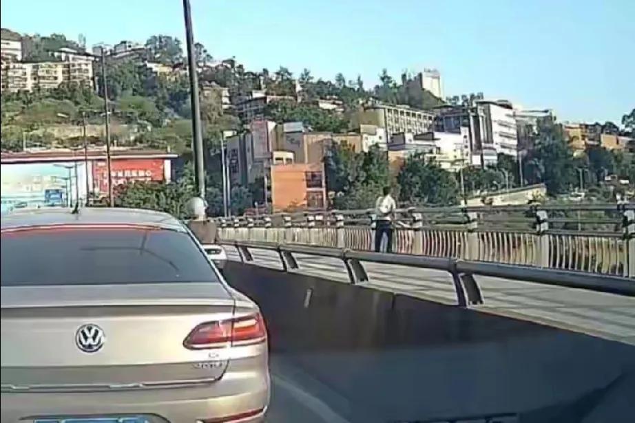 生命的抉择与救援的无奈：攀枝花跳江事件引发的思考

近日，在四川攀枝花，发生了一