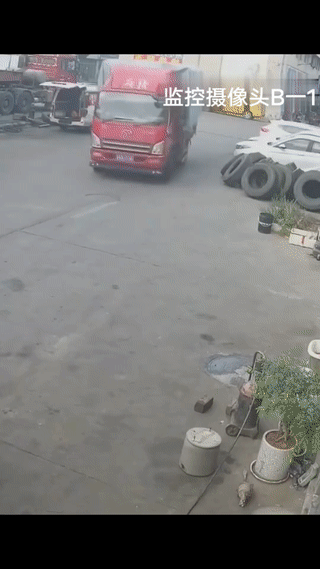 一名男子竟然骑着电动车尾随一辆大货车碰瓷？
不得不说，他这动作看起来真是非常专业