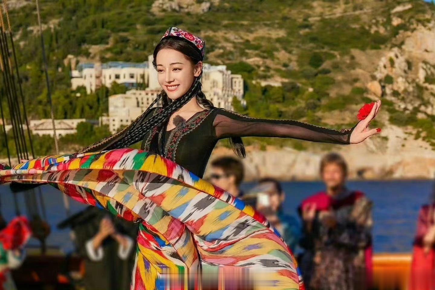 #迪丽热巴文化输出##汪文斌分享迪丽热巴新疆舞#热巴是新疆女孩，她也在用自己的影