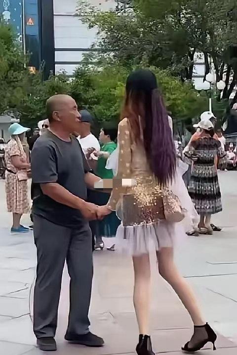 从后面看让人高攀不起，从前面看结果我还是不看了吧，这大妈打扮的也太时尚的了，从后