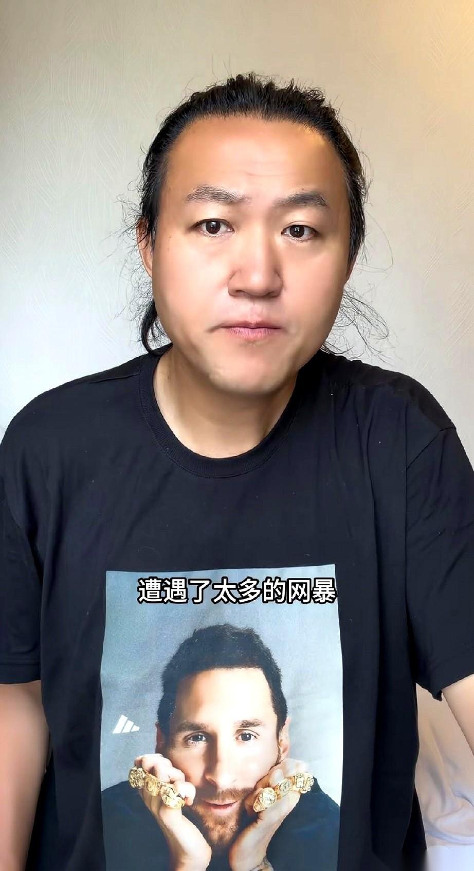世界杯决赛前，梅西他爸，被医生判了死刑。
最多，一个月。
消息传到更衣室，天都快