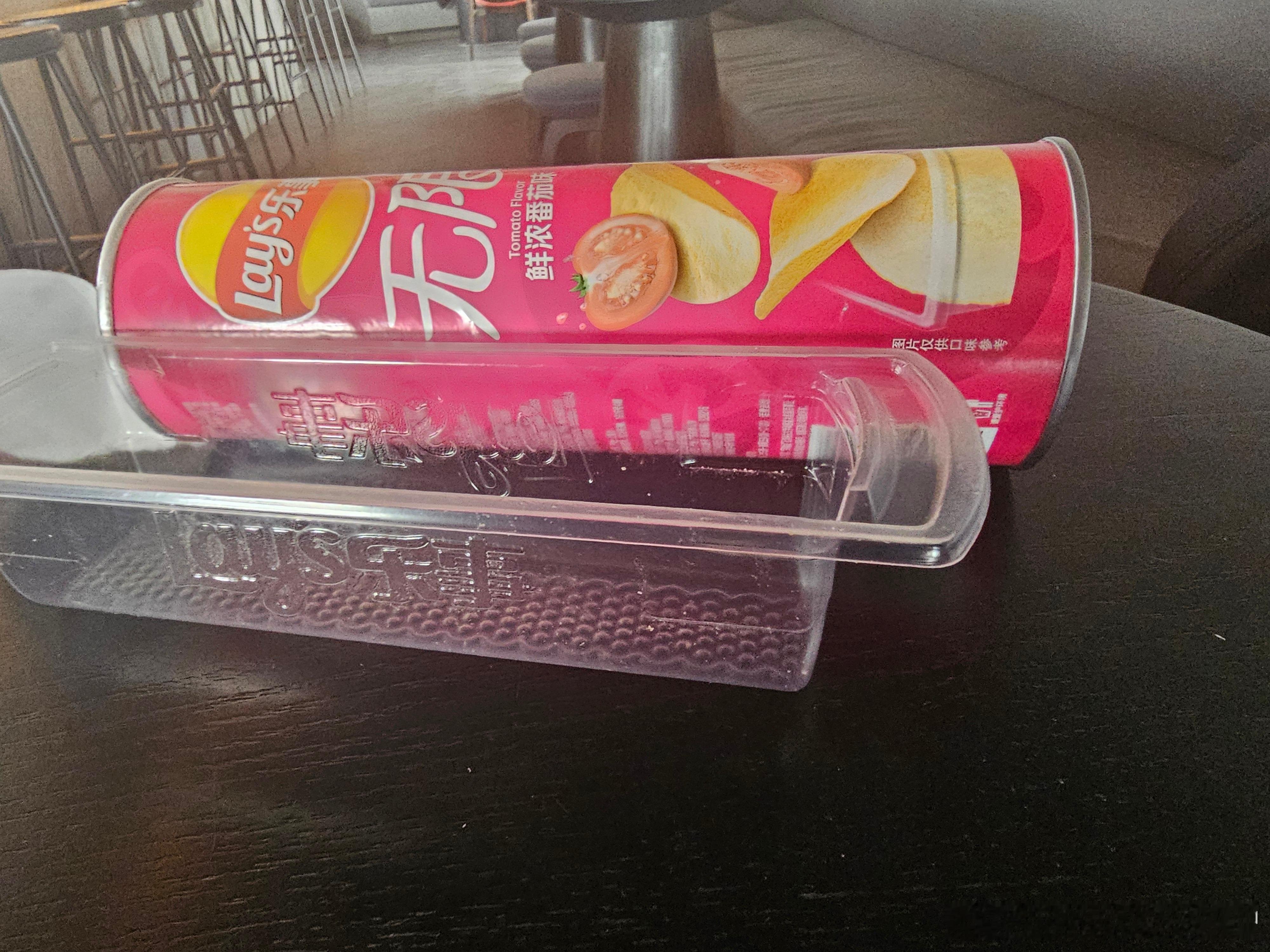 大通胀了，你们看看这个乐事薯片吧，这么长的外包装，里面实际装薯片的部分就只剩这么