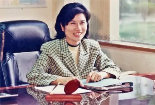 越来越佩服董明珠!80年代，她老公就去世了，当时她儿子只有2岁。
然后，一直未婚