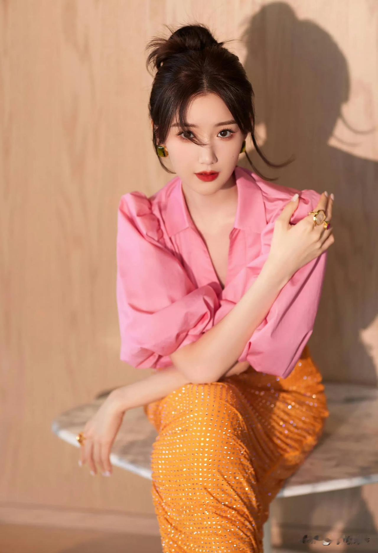 毛晓彤粉色系穿搭，少女感满满。
