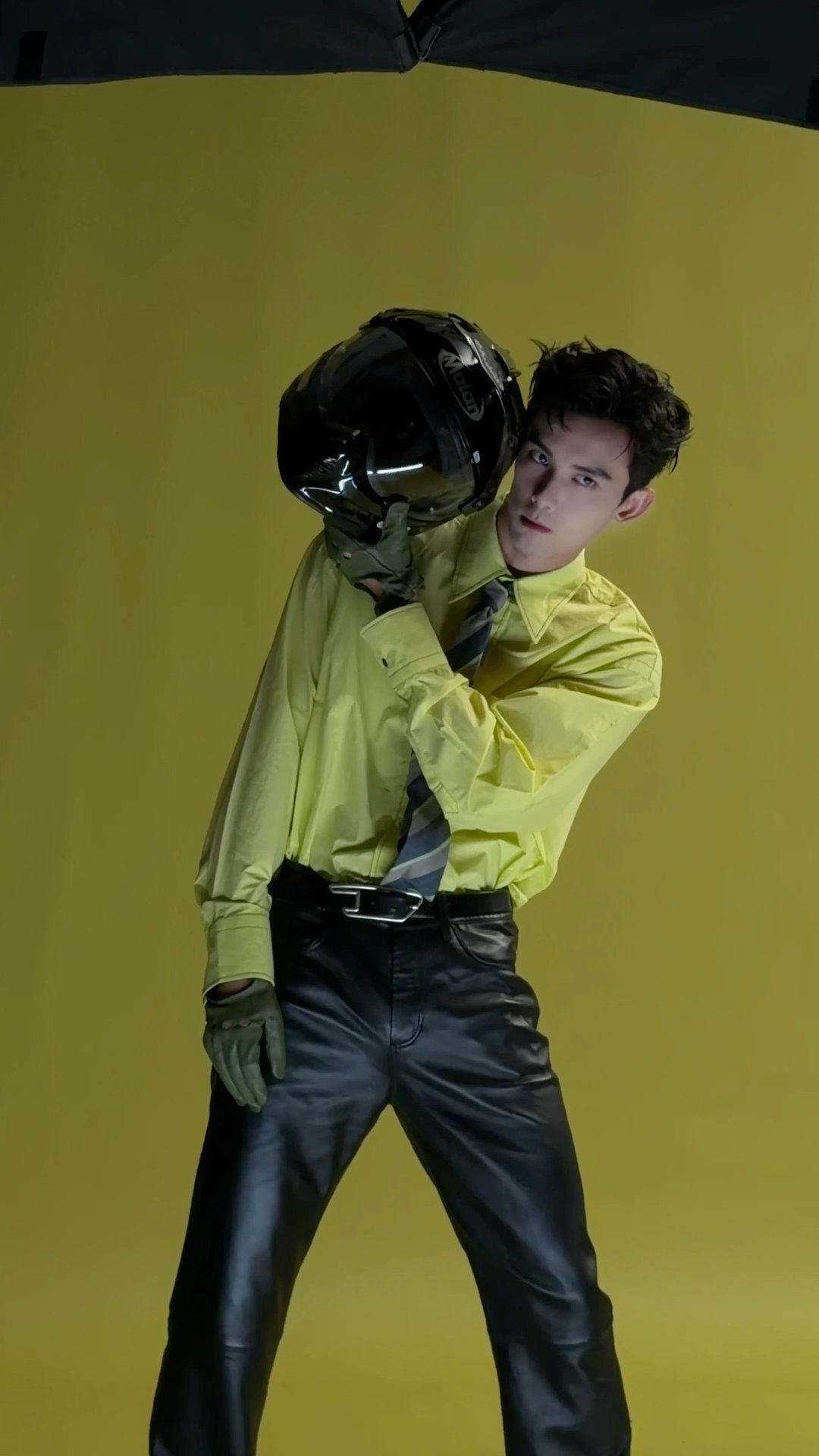 吴磊HERO中文版四月刊，拍摄花絮！谁懂那款宝格丽项圈的性感程度。