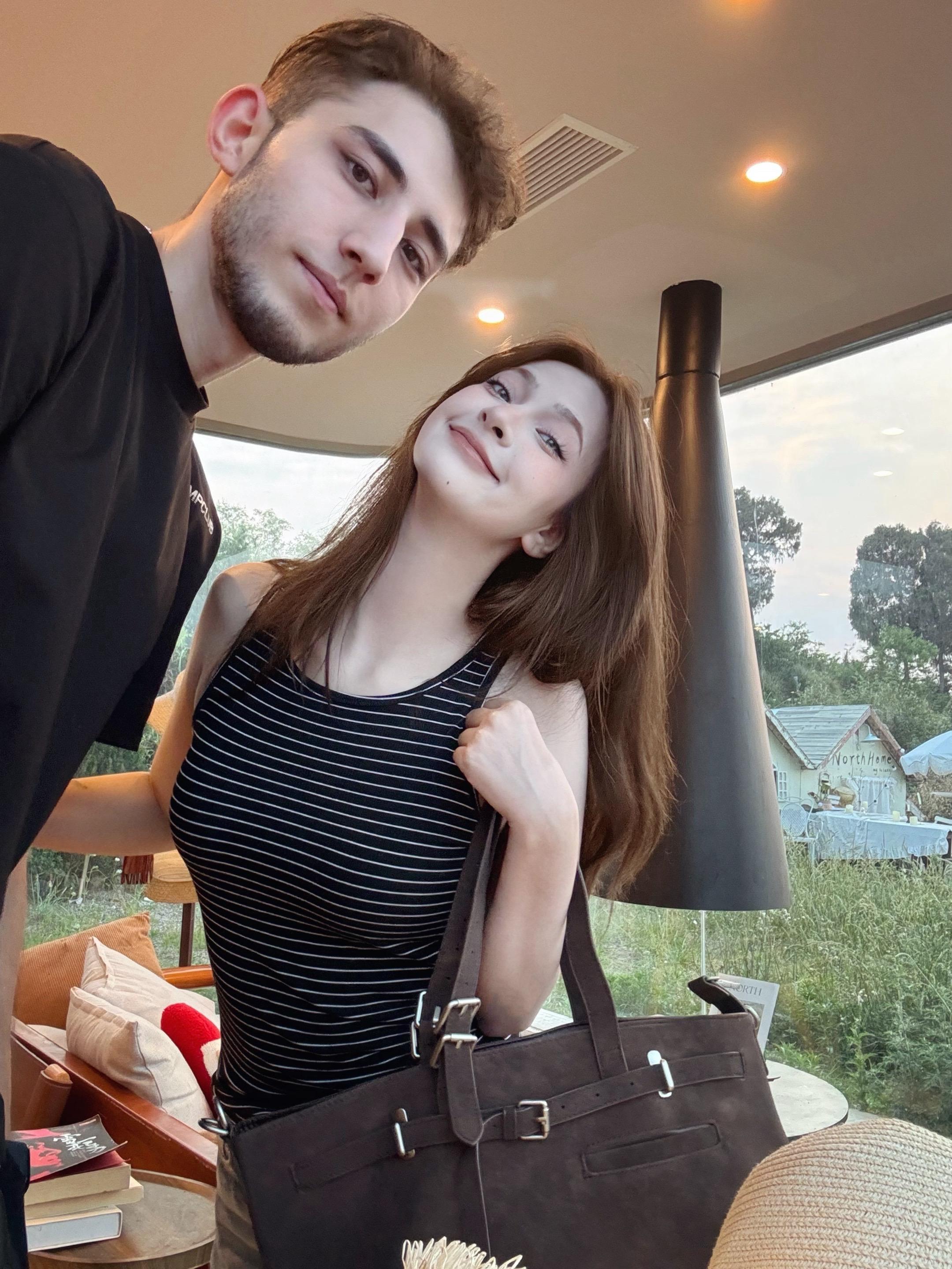 因为和很好的人谈了很好的恋爱 每天的日子平淡又幸福彼此陪在身边踏实又心安 🤓