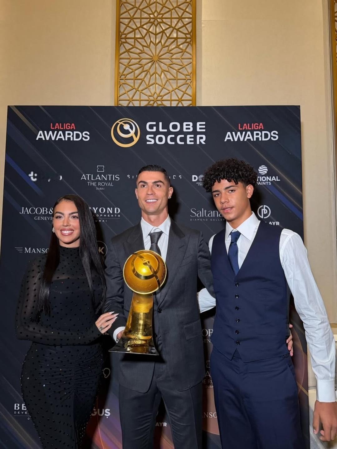 C罗大儿子都这么大了，岁月不饶人，老詹也41了，感谢老詹让我们的青春结束地比别人