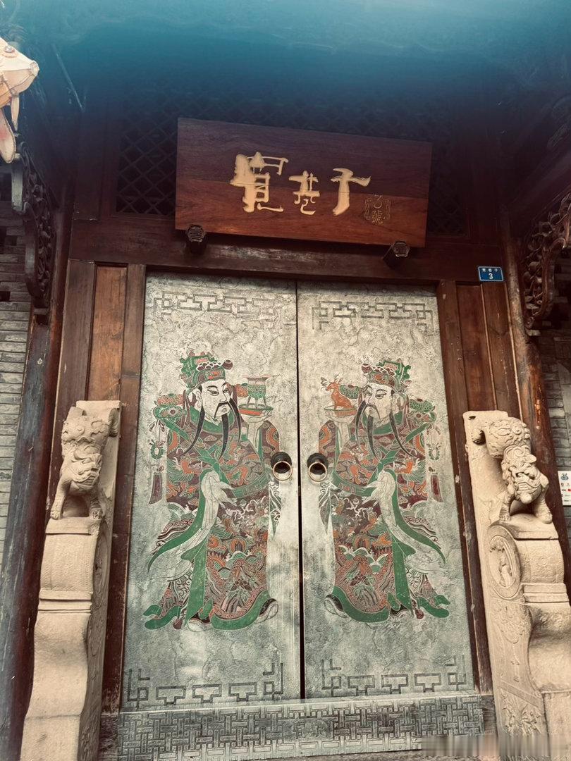 早上六七点，走了宽巷子，窄巷子，井巷子，然后人民公园，IFS，太古里。没有游客，