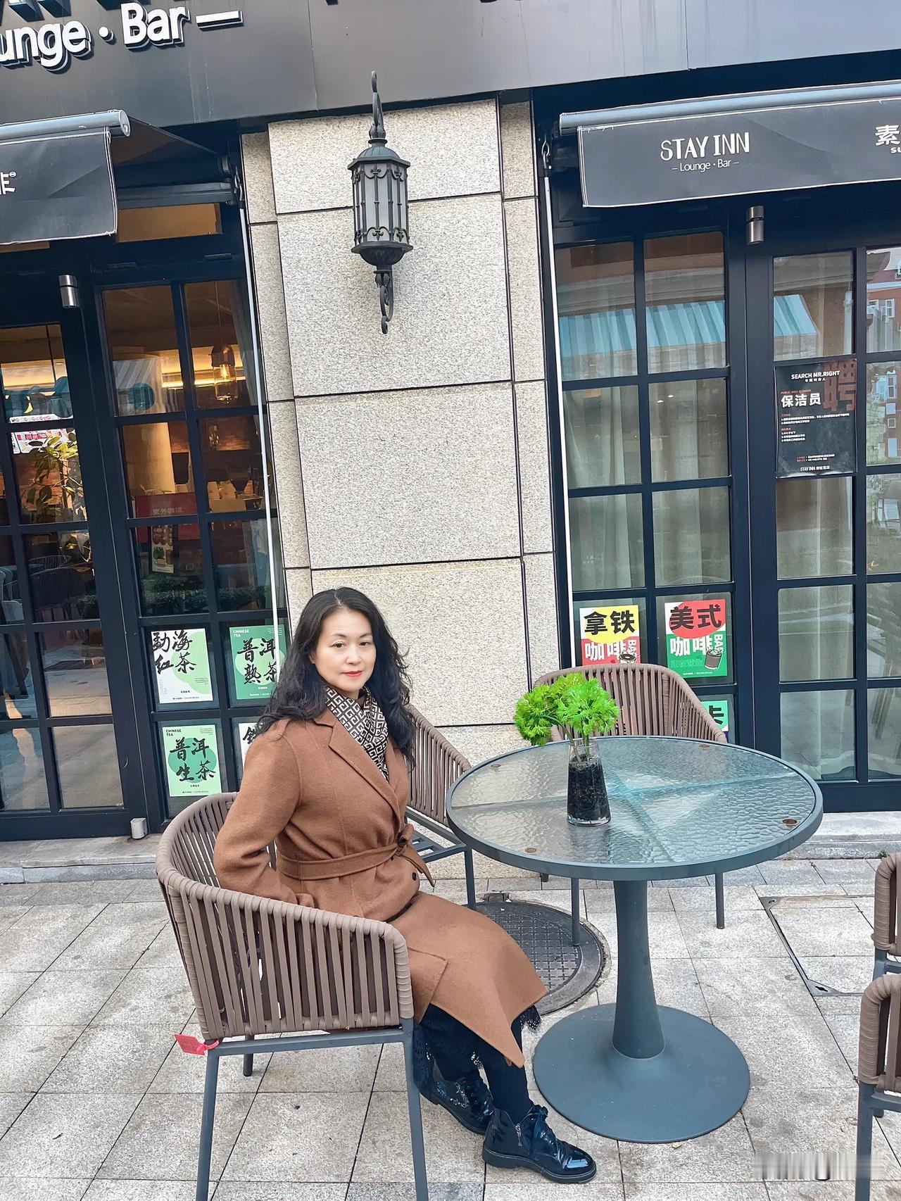 现在大部分夫妻基本就是离婚不离家，搭伙过日子，夫妻变成了邻居。

这种状况太多了