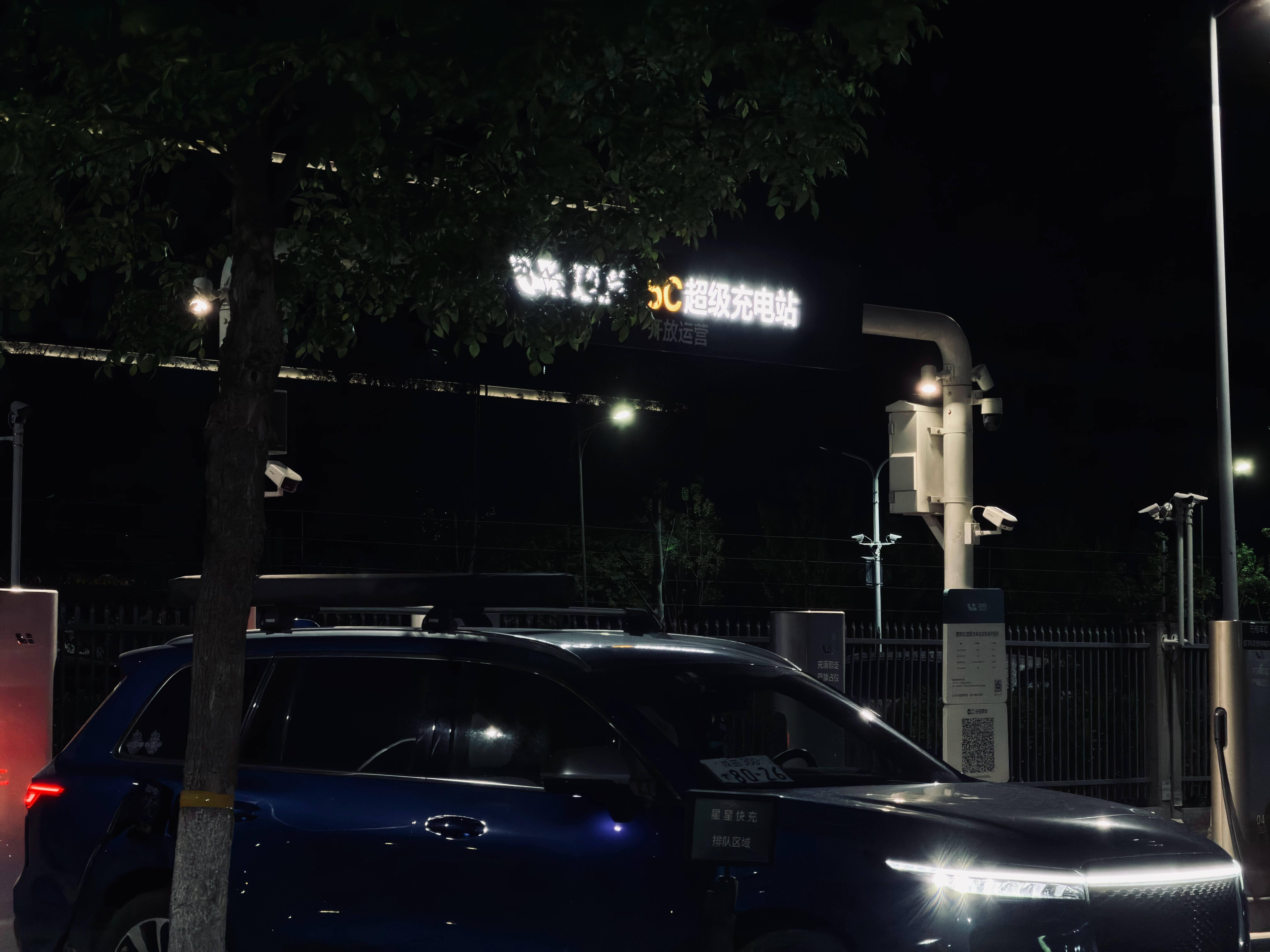 是谁大半夜还在公司的理想超充站充电？是我呀理想汽车理想汽车