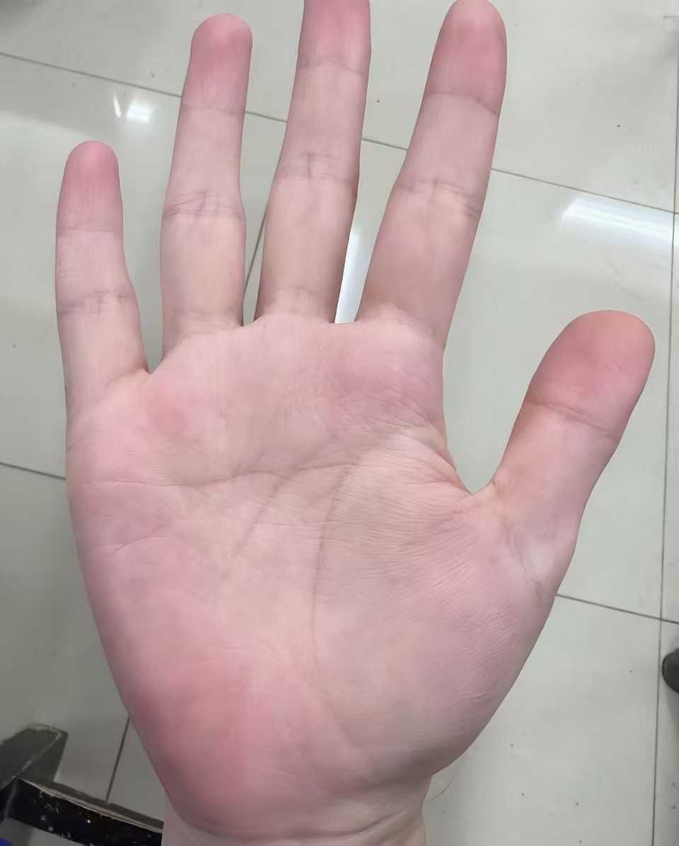 女主有条特别长的结婚线，这条结婚线穿过了三大主线，十分少见。凡事过犹不及，结婚线