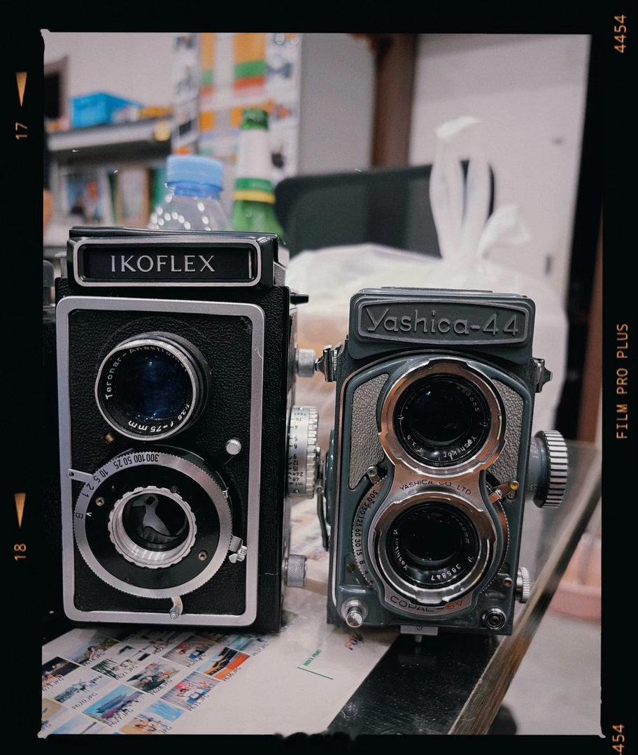 Yashica-44，用127胶卷，在手上很袖珍胶片