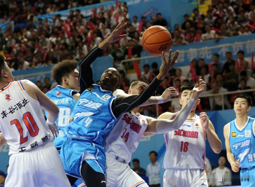 看CBA这赛季真的被一支队伍狠狠惊艳到✨
直接从联赛垫底鱼腩，摇身一变成超强黑马