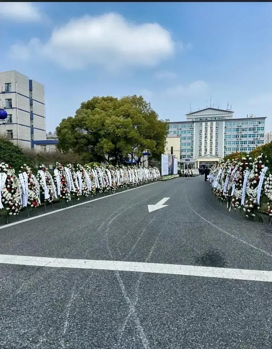 今天追思宗老，再现十里长街，企业民生一生实干让人敬佩。宗庆后同志，永垂不朽！