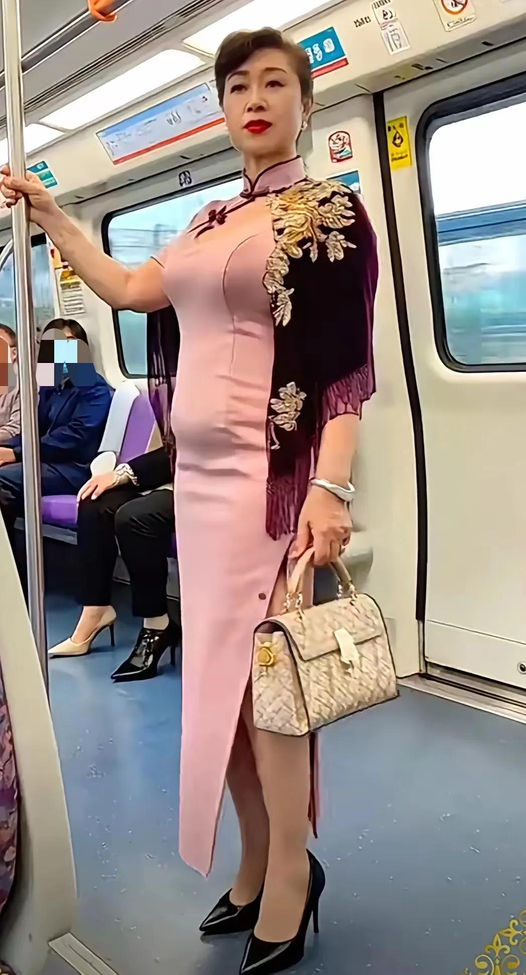 哇靠！大妈！你这是怀上了吗？非要穿旗袍吗？

地铁上的这位大妈，除了腹部有个松松