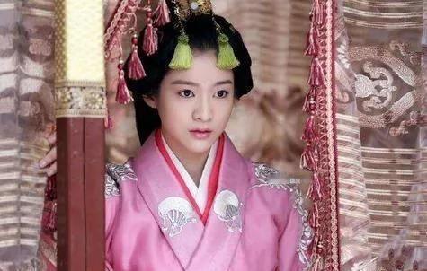 前112年，汉武帝发怒，下令腰斩女婿栾大。栾大的妻子可是他最疼爱的女儿长公主，是