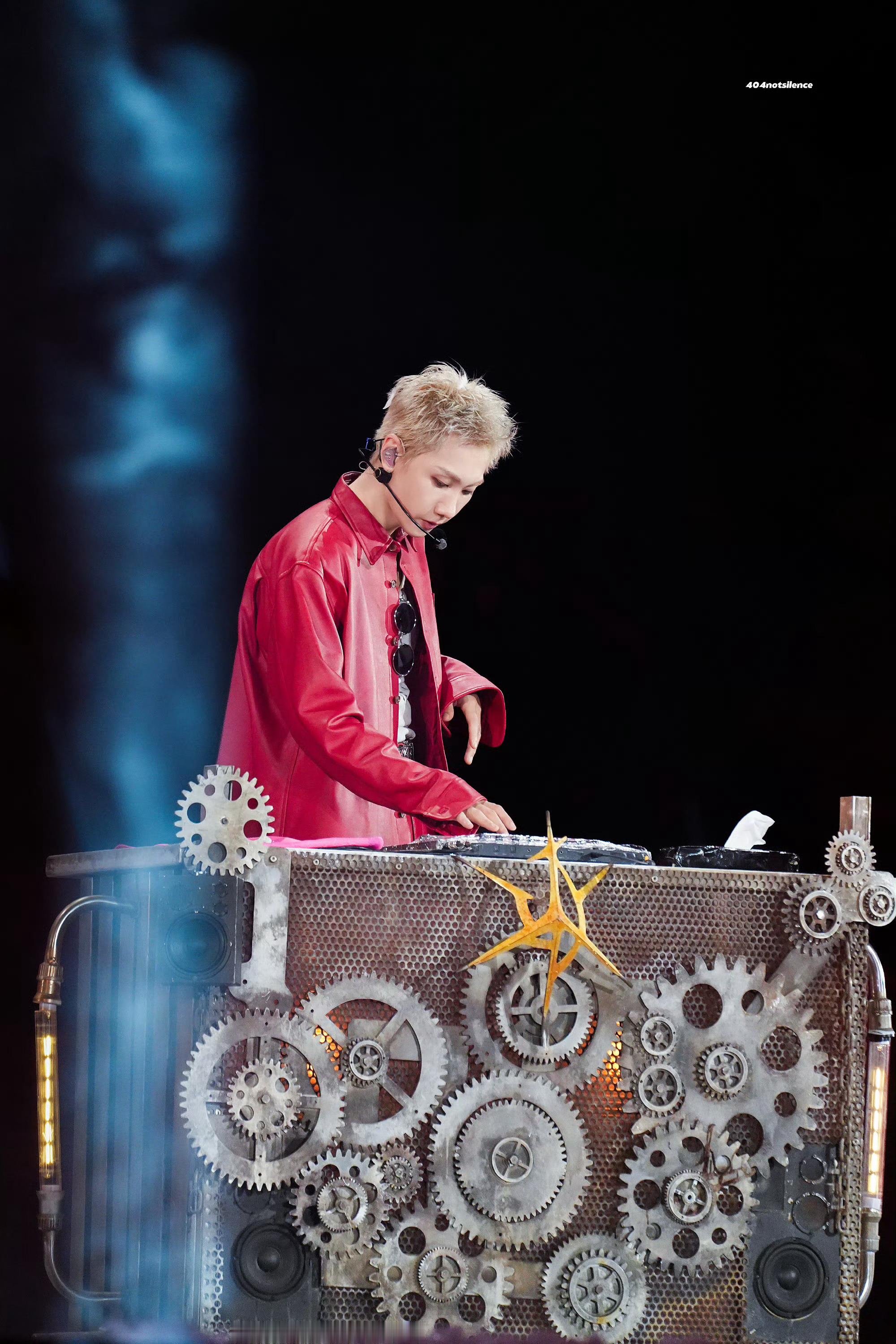 汪苏泷回沈阳也太会了吧演唱歌曲的同时不忘cue到辽宁体育馆的中国男篮比赛，带领全