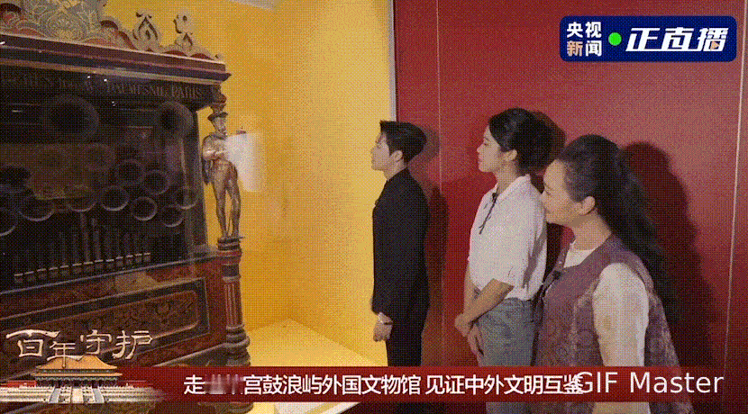 王嘉尔指着文物叫老师 我们嘉尔就这样萌萌的指着文物叫老师[举手][举手]，被央妈
