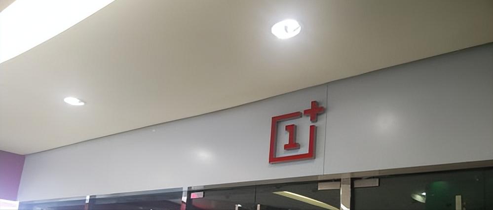 经常玩手机游戏的朋友，大概率都踩过坑：团战关键时刻画面卡顿、手指滑动没反应、人多