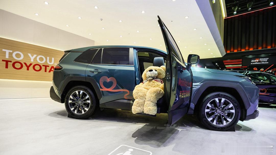 丰田展台这次非常不一样，以“TO YOU”为主题展出。怎么理解“TO YOU”？