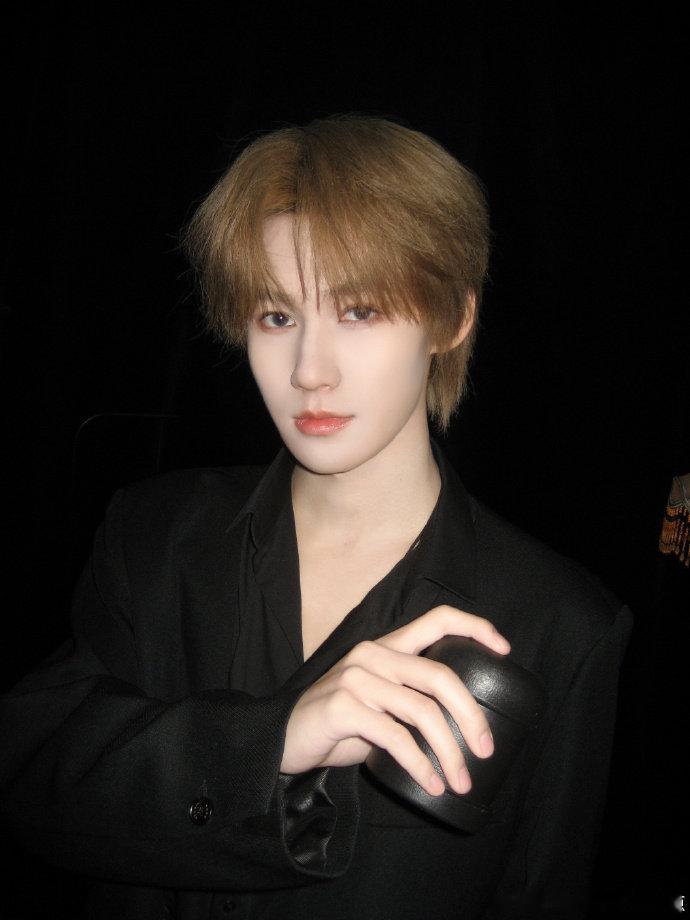 张真源黑西装库存照 张真源黑西装库存照，帅的没边了啊！ 