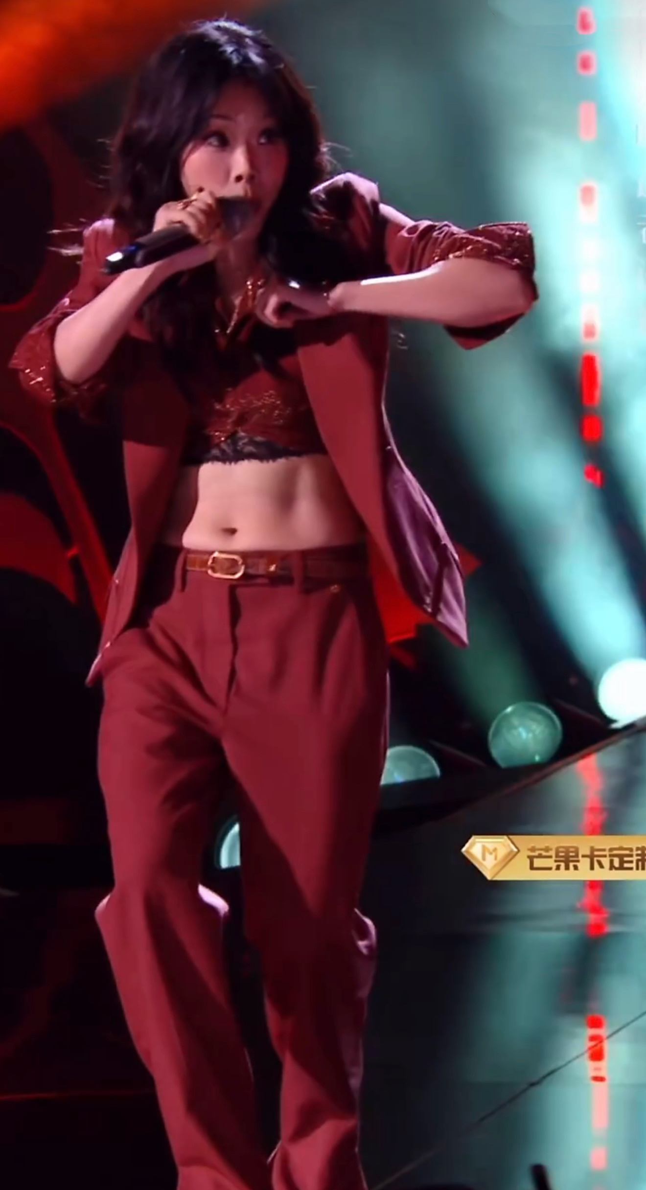 万妮达今晚穿搭灵感是来自女微商吗 