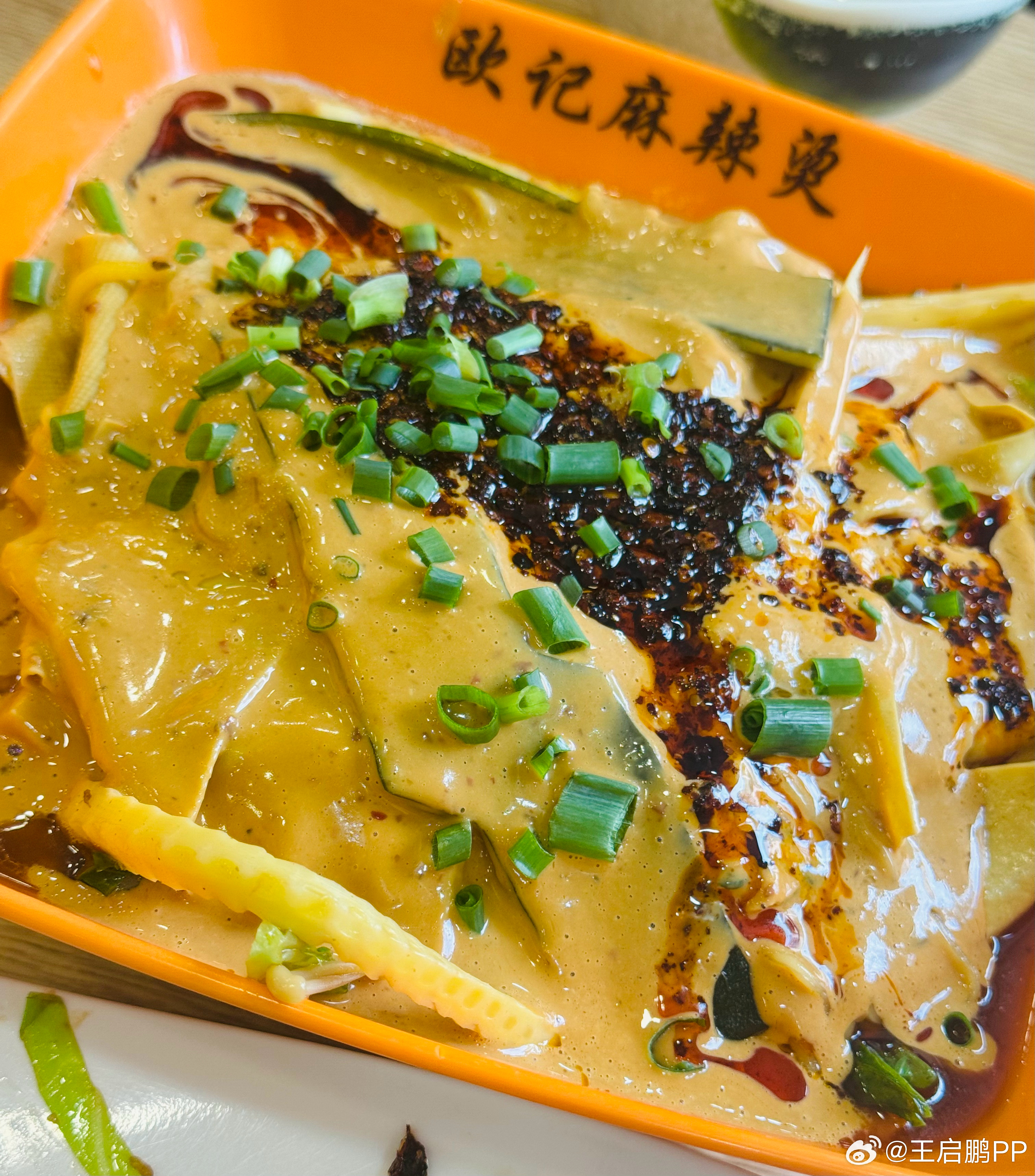 不知道吃啥，就吃炒饼和麻辣烫。搞点辣椒油，蒜和醋，美滋滋～我的日常plog