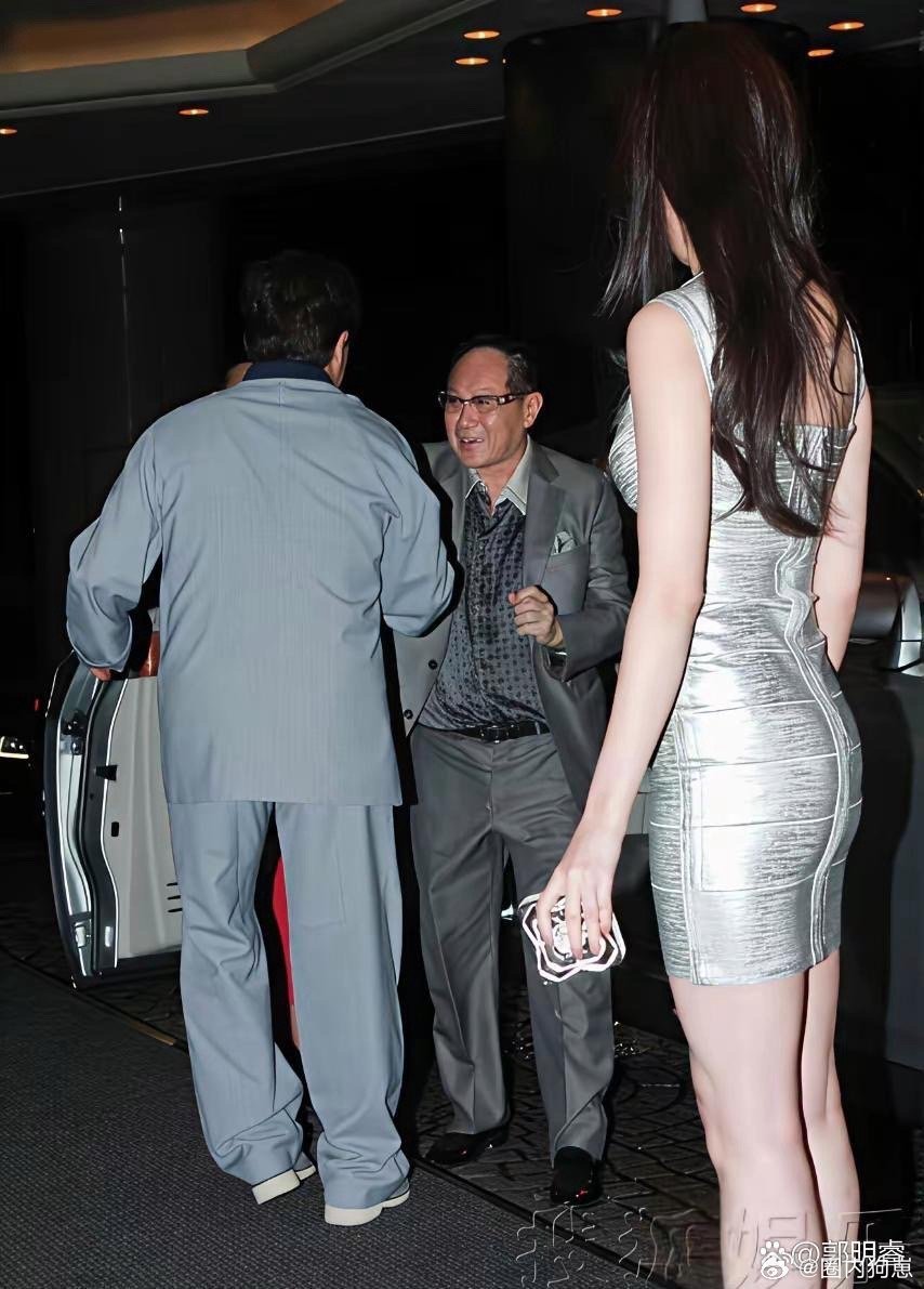 刘亦菲这腰臀比例也太绝了，纤细腰肢搭配圆润翘臀，线条完美到犯规 