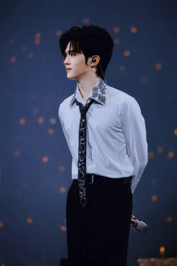 李昊 歌声飘送千千里  李昊真的有点惊艳到我了 