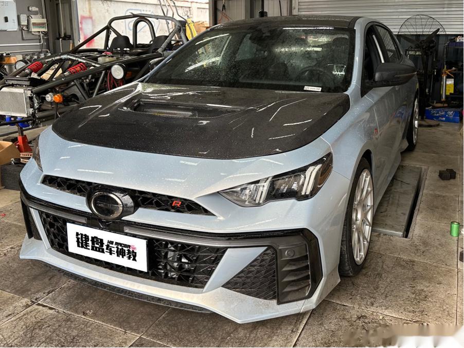 上一条我是说配色太战斗了不优雅，你们搁那说机盖没盖严，这次严了吧。 ​​​