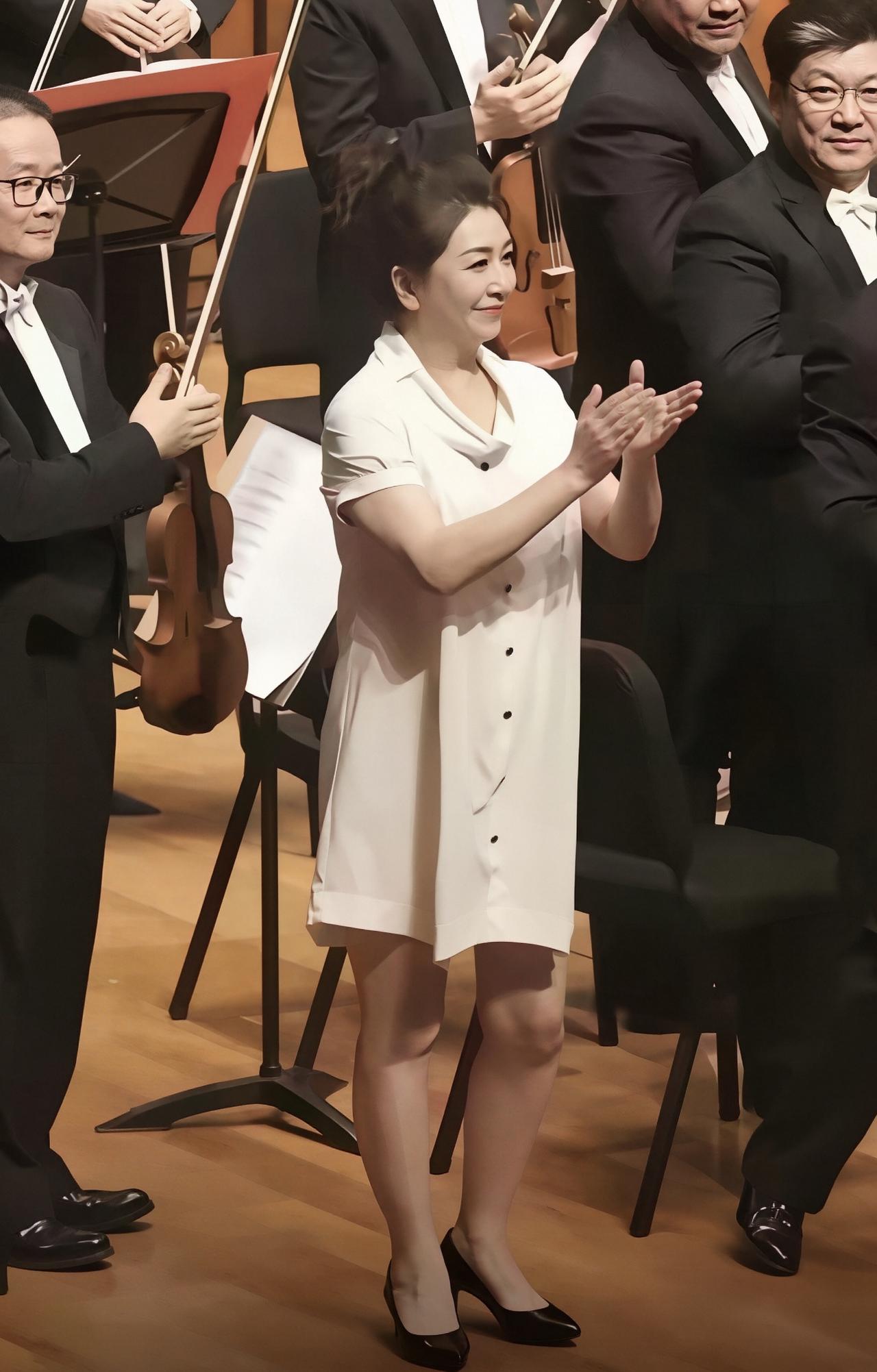 女神已经老了，身材发福，美人迟暮，再也不是年轻时候的模样了，太让人伤心了，年轻人