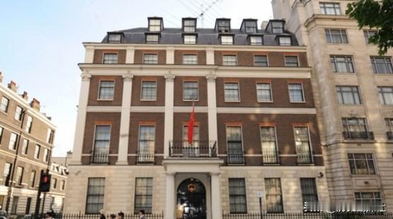 特朗普要求英国阻止中国大使馆搬迁，网友：搬了新址美国人无法窃听？
 
最近，英国