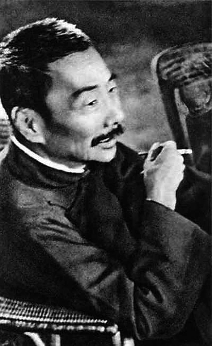 “左顾右盼，彷徨于十字街头者，这正是现代人的心。To be or not to 