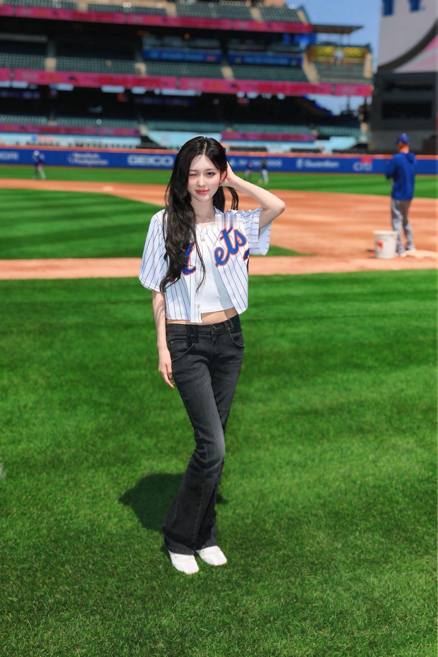MLB Korea官推更新：在花旗球场捕捉到的 IVE 秋天 ​​​